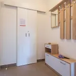 Daire Lovely In With Kitchen
