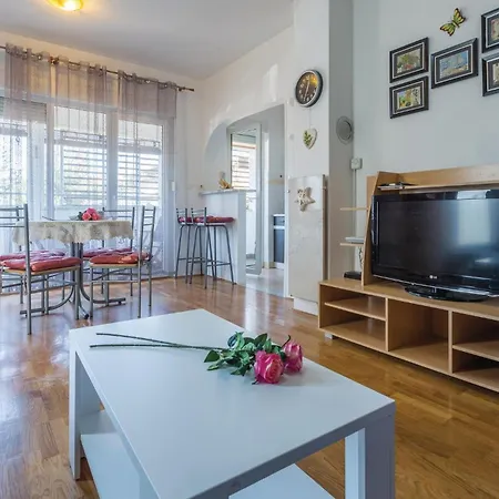 Lovely In With Kitchen * Umag