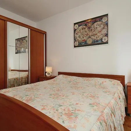 Lovely In With Kitchen Apartment *